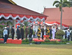 Kenakan Baju Adat, Gubernur Riau Pimpin Upacara Peringatan HUT ke-76 RI