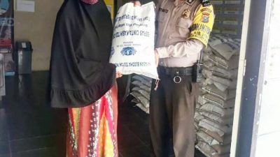 Sejumlah Warga di Kecamatan Bukit Raya Pekanbaru Terima Bantuan Beras