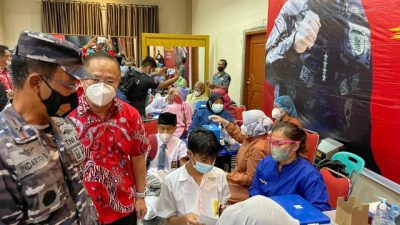 Danlantamal IV Tinjau Vaksinasi Pelajar di Batam