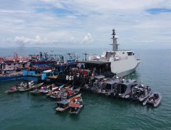 Luar Biasa! Lantamal IV Vaksin Nelayan yang Sedang Melaut di Perairan Tanjungpinang