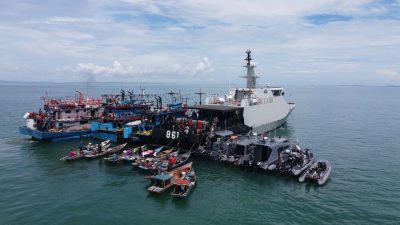 Luar Biasa! Lantamal IV Vaksin Nelayan yang Sedang Melaut di Perairan Tanjungpinang