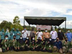 Mahasiswa Kukerta Balek Kampung UNRI Serahkan 1000 Bibit Cabe ke Suku Sakai