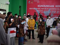 Mensos Risma Beri Bantuan ke Anak Yatim dan Disabilitas di Riau