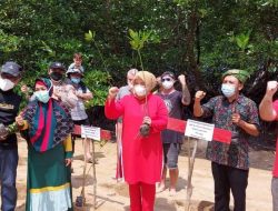 Wagub Kepri Bersama Expatriat Tanam Mangrove di Ekowisata Pandang Tak Jemu Batam