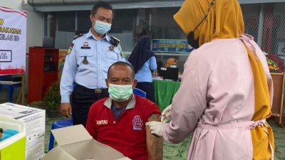 Ratusan Warga Binaan Lapas Kuansing Terima Suntikan Vaksin Tahap I