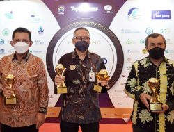 Gubernur Riau Terima Penghargaan Top Pembina BUMD