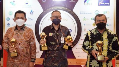 Gubernur Riau Terima Penghargaan Top Pembina BUMD