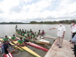 Gubernur Riau Tinjau Latihan Atlet Dayung di Danau Kebun Nopi Kuansing