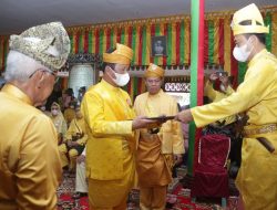 Wagub Kepri dan Wako Batam Dianugerahi Gelar Kebesaran Zuriat dari Kerajaan Riau Lingga