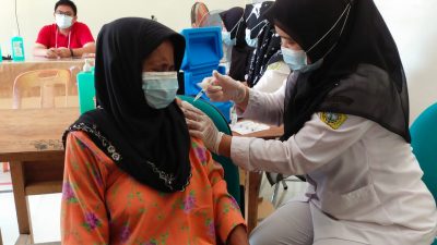 Tim Vaksinasi Mobil Gurindam 12 Korem 033/WP Kodim 0317/TBK Gelar Vaksinasi Door to Door
