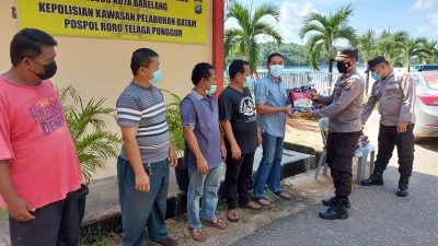 Polsek KKP Batam Bagikan Sembako ke Masyarakat Sekitar Pelabuhan Roro Punggur