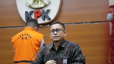 KPK Tahan Tersangka Gratifikasi Proyek di Jambi