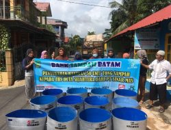 DLH Batam dan PT Asia Paperindo Perkasa Salurkan Bantuan 50 Tong Sampah