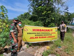 Rawan Longsor, Kapolsek Lubuk Baja Perintahkan Bhabinkamtibmas Pasang Spanduk Himbauan di Jalan Bukit Seraya Atas