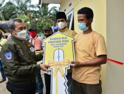 Serahkan Sertifikat Rumah Layak Huni, Warga: Terima Kasih Pak Gubernur Riau