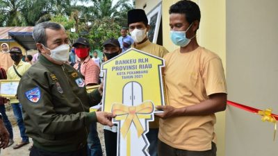 Serahkan Sertifikat Rumah Layak Huni, Warga: Terima Kasih Pak Gubernur Riau