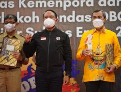 Gubernur Riau Kenakan Batik Kuansing saat Terima Penghargaan di Kendari