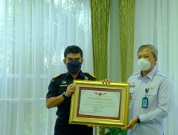 Imigrasi Berikan Penghargaan kepada KPU Bea Cukai Batam