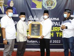 PWI Kepri Anugerahkan HM Rudi sebagai Pemimpin Tegas dan Solutif