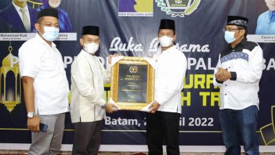 PWI Kepri Anugerahkan HM Rudi sebagai Pemimpin Tegas dan Solutif