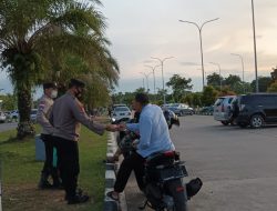 Polsek Kawasan Bandara Hang Nadim Berbagi Takjil kepada Masyarakat
