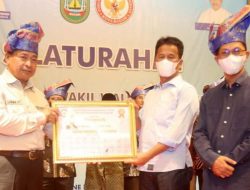 HM Rudi Dianugerahi sebagai Bapak Pembauran Kota Batam oleh FPK