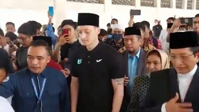 Mesut Ozil Shalat Jumat di Masjid Istiqlal, Datang Kenakan Peci