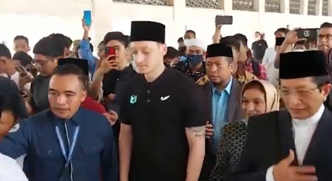Mesut Ozil Shalat Jumat di Masjid Istiqlal, Datang Kenakan Peci