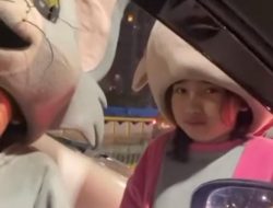 Viral Pengamen Badut Cilik Berparas Cantik, Ini Sosoknya