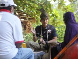 Momen Haru Sandiaga Uno Bantu Petugas Kebersihan di Batam