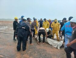 Satpolair Polres Karimun Evakuasi Karyawan PT MOS Terjatuh ke Laut