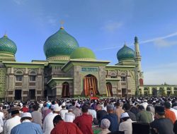 Ribuan Warga Pekanbaru Shalat Id di Masjid Raya An Nur