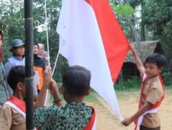 Potret Suku Anak Dalam saat Upacara Bendera HUT ke-77 RI