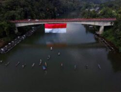 Bendera Merah Putih Sepanjang 19×45 Meter Dibentangkan di Jembatan Berangin Kampar