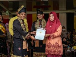 Wamen ATR/BPN Bagikan 20 Sertifikat Tanah di Kuansing Riau