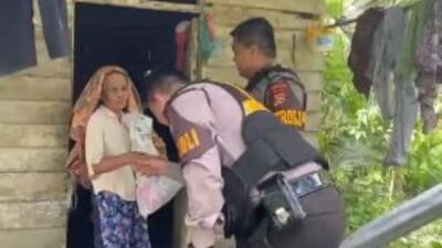 Tinggal di Tengah Kebun, Nenek Fatimah Didatangi PJJ Ditsamapta Polda Riau