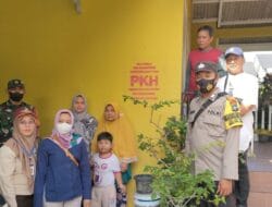 Dinsos Tanjungpinang Pasang Label di Rumah KPM PKH