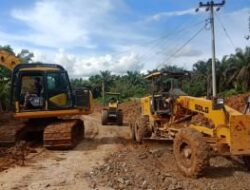 Pemprov Riau Turunkan Alat Berat Perbaiki Jalan di Batang Cenaku Inhu