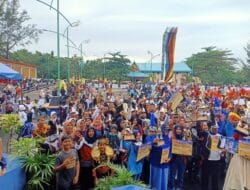 Masyarakat Padati Relief Antam Kijang Saksikan Street Parade dan Marching Carnival