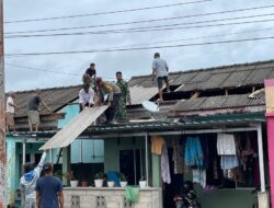 Bhabinkamtibmas Bantu Perbaiki Rumah Warga Korban Angin Puting Beliung di SKL Bintan