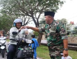 Kodim 0303/Bengkalis Bagikan Takjil ke Masyarakat