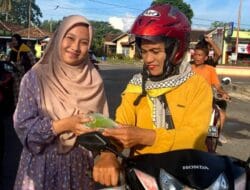 Unit PMR CRC SMAN 1 Menggala Berbagi Kebahagiaan Dengan Membagikan Takjil