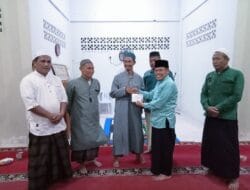 Kades Pendekik Serahkan Santunan Anak Yatim dan Puluhan Sembako di Masjid dan Mushalla