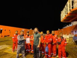 Bakamla RI Evakuasi Korban Kapal Tenggelam di Perairan Natuna