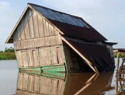 Satu Rumah Warga di Karya Jaya Ambruk Akibat Hujan Disertai Angin Kencang