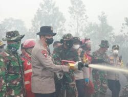 Kapolda Riau Turun Langsung Lakukan Pemadaman Karhutla di Perbatasan Dumai dan Bengkalis
