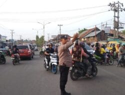 Personel Polsek Kertapati Atur Lalin di Persimpangan Padat Kendaraan