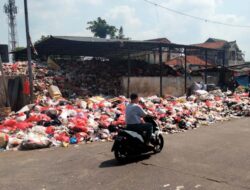Tumpukan Sampah di TPS Kampung Lio Depok Timbulkan Bau Tak Sedap