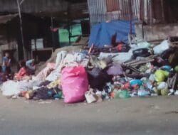 Sampah Berserakan di Jalan Kimarogan Kelurahan Kemas Rindo Timbulkan Bau Tak Sedap