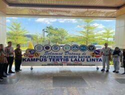 Jasa Raharja Kepri Serahkan Bantuan Papan Rambu Kampus Tertib Lalu Lintas ke Politeknik Negeri Batam
